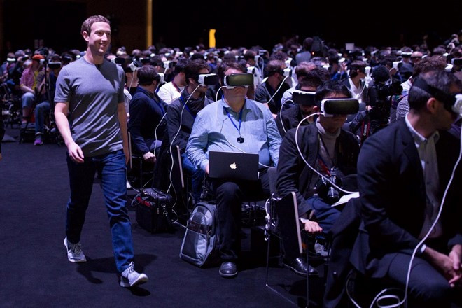 Mark Zuckerberg bước lên sân khấu tại MWC 2016.