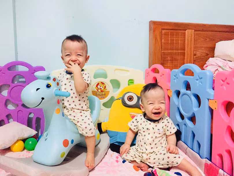 Sau 8 tháng ghép tế bào gốc chữa xơ phổi tại Vinmec, hiện tại Hoàng Thiên (trái) đã phát triển tương đương với em trai song sinh.