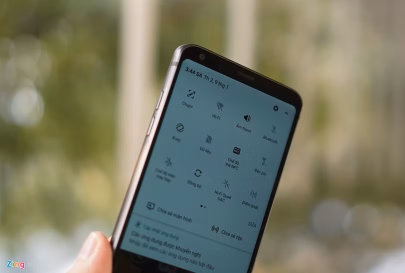 Bật màn hình máy, người dùng sẽ thấy ngay một chiếc smartphone với diện tích hiển thị gần như tối ưu. Màn hình của máy tràn ra sát phần viền rất ưa nhìn. Tỷ lệ màn hình 18:9 của nó cũng không quá "dị" như tưởng tượng ban đầu của người viết. Bật màn hình máy, người dùng sẽ thấy ngay một chiếc smartphone với diện tích hiển thị gần như tối ưu. Màn hình của máy tràn ra sát phần viền rất ưa nhìn. Tỷ lệ màn hình 18:9 của nó cũng không quá "dị" như tưởng tượng ban đầu của người viết.
