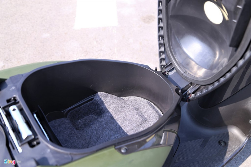 Cốp chứa đồ dung tích 4,6 lít, đủ chứa hai mũ bảo hiểm nửa đầu hoặc một mũ bảo hiểm 3/4. Cốp chứa đồ dung tích 4,6 lít, đủ chứa hai mũ bảo hiểm nửa đầu hoặc một mũ bảo hiểm 3/4.