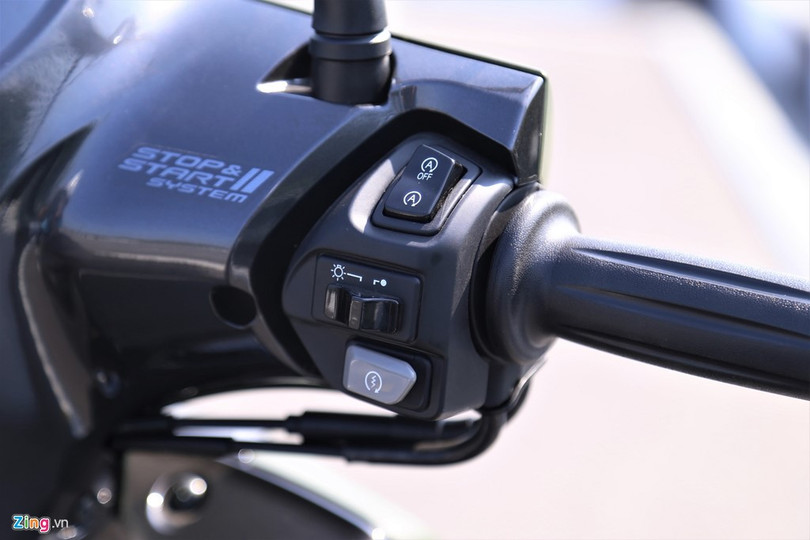 Hệ thống Start Stop System giúp xe tiết kiệm nhiên liệu khi chạy trong phố. Hệ thống này có hai chế độ tắt máy ngay lập tức trong trường hợp phanh gấp và tắt máy sau 5 giây khi dừng đèn đỏ. Hệ thống Start Stop System giúp xe tiết kiệm nhiên liệu khi chạy trong phố. Hệ thống này có hai chế độ tắt máy ngay lập tức trong trường hợp phanh gấp và tắt máy sau 5 giây khi dừng đèn đỏ.