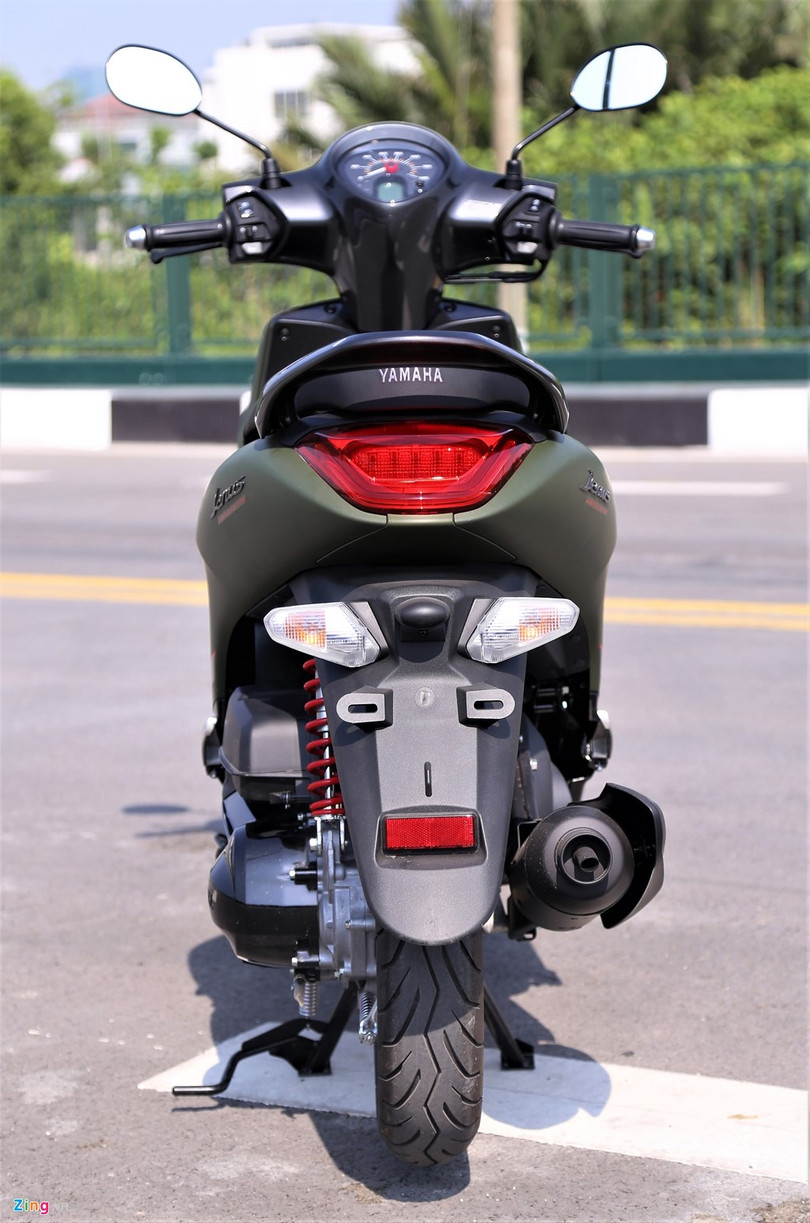 Phần đuôi xe nổi bật nhờ cụm đèn hậu LED và các đèn xi-nhan tách rời. Phần đuôi xe nổi bật nhờ cụm đèn hậu LED và các đèn xi-nhan tách rời.