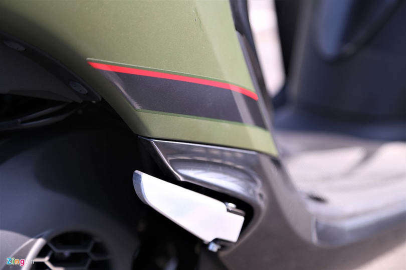 Tem xe cũng đơn giản hơn, phù hợp với mục đích dành cho nam giới. Tuy nhiên, một điểm không thuận tiện trên Janus là gác chân sau không có lò xo bật ra như Grande. Tem xe cũng đơn giản hơn, phù hợp với mục đích dành cho nam giới. Tuy nhiên, một điểm không thuận tiện trên Janus là gác chân sau không có lò xo bật ra như Grande.