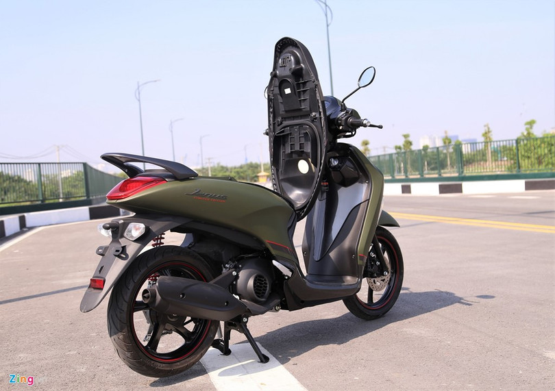 Tại thị trường Việt Nam, Yamaha Janus là đối thủ trực tiếp của Honda Vision. Tại thị trường Việt Nam, Yamaha Janus là đối thủ trực tiếp của Honda Vision.