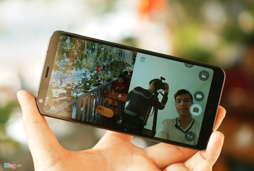 Nhờ màn hình tỷ lệ này, người dùng có thể làm được nhiều thao tác hơn với G6. Chẳng hạn khi chụp ảnh, nó cho phép người dùng chụp ảnh vuông trên một nửa màn hình, đồng thời so sánh trực tiếp với bức ảnh chụp trước đó trên nửa còn lại. Với các ứng dụng như mail hay lịch, nó cho phép hiển thị phần sidebar của ứng dụng, giúp tiết kiệm thao tác hơn nhiều. Đây là chi tiết nhỏ nhưng thú vị, cho thấy hãng sản xuất thực sự chú ý đến trải nghiệm người dùng.