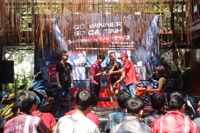 Mỗi tuần, 3 mẫu xe có lượt bình chọn cao nhất sẽ đạt 3 giải thưởng: Đồng hồ G-shock GA-100CG, tai nghe Beats EP, loa Bluetooth Sony SRS-XB2. Nhiều phần quà giá trị sẽ được trao cho các danh hiệu chung cuộc: Ý tưởng xuất sắc nhất, Bộ tem xe độc đáo nhất, “Đồ chơi” xe chất nhất, Tác phẩm có màu sắc nổi bật nhất, Câu lạc bộ có nhiều thành viên tham gia nhất...