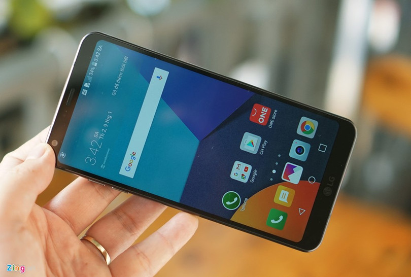 Bản thân LG cũng khẳng định cấu hình không phải ưu tiên hàng đầu của hãng. G6 được vinh danh là smartphone đầu tiên hỗ trợ tính năng HDR, giúp tăng độ sáng và tương phản. Quả thật, màn hình của G6 đẹp một cách xuất sắc. Khi sử dụng lâu, người dùng chắc chắn sẽ thấy ưu điểm vượt trội của công nghệ này.