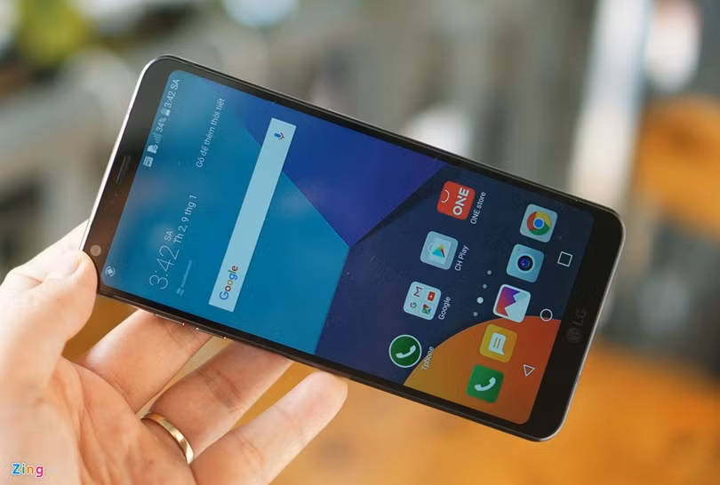 Bản thân LG cũng khẳng định cấu hình không phải ưu tiên hàng đầu của hãng. G6 được vinh danh là smartphone đầu tiên hỗ trợ tính năng HDR, giúp tăng độ sáng và tương phản. Quả thật, màn hình của G6 đẹp một cách xuất sắc. Khi sử dụng lâu, người dùng chắc chắn sẽ thấy ưu điểm vượt trội của công nghệ này. Bản thân LG cũng khẳng định cấu hình không phải ưu tiên hàng đầu của hãng. G6 được vinh danh là smartphone đầu tiên hỗ trợ tính năng HDR, giúp tăng độ sáng và tương phản. Quả thật, màn hình của G6 đẹp một cách xuất sắc. Khi sử dụng lâu, người dùng chắc chắn sẽ thấy ưu điểm vượt trội của công nghệ này.