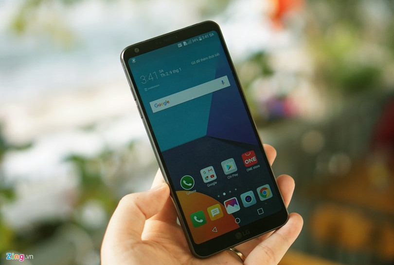 Ấn tượng mạnh nhất về LG G6 có lẽ là kích thước cực kỳ thon gọn so với màn hình 5,7 inch của nó. Lần đầu cầm sản phẩm, nhiều người sẽ nghĩ nó là một chiếc máy 5 inch. So với máy cùng kích cỡ màn hình, G6 khá nhẹ, cầm chắc tay và mượt mà.