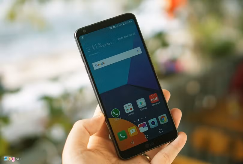 Ấn tượng mạnh nhất về LG G6 có lẽ là kích thước cực kỳ thon gọn so với màn hình 5,7 inch của nó. Lần đầu cầm sản phẩm, nhiều người sẽ nghĩ nó là một chiếc máy 5 inch. So với máy cùng kích cỡ màn hình, G6 khá nhẹ, cầm chắc tay và mượt mà. Ấn tượng mạnh nhất về LG G6 có lẽ là kích thước cực kỳ thon gọn so với màn hình 5,7 inch của nó. Lần đầu cầm sản phẩm, nhiều người sẽ nghĩ nó là một chiếc máy 5 inch. So với máy cùng kích cỡ màn hình, G6 khá nhẹ, cầm chắc tay và mượt mà.