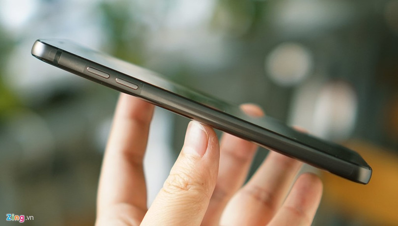 Mặc dù vậy, có cảm giác LG G6 hơi dày. Điều này phần nào làm giảm đi sự sexy của sản phẩm. Nhiều người tỏ ra tiếc nuối khi LG G6 không được trang bị con chip Snapdragon 835 mới nhất nhưng thực tế Snapdragon 821 đã đủ mạnh mẽ. LG hy sinh con chip mạnh mẽ nhất để đưa sản phẩm ra sớm, đón đầu Galaxy S8.