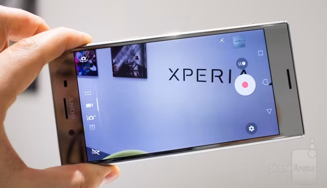 Nút nhỏ trên màn hình lớn kích hoạt Super Slow-motion trên máy ảnh Sony Motion Eye. Nút nhỏ trên màn hình lớn kích hoạt Super Slow-motion trên máy ảnh Sony Motion Eye.