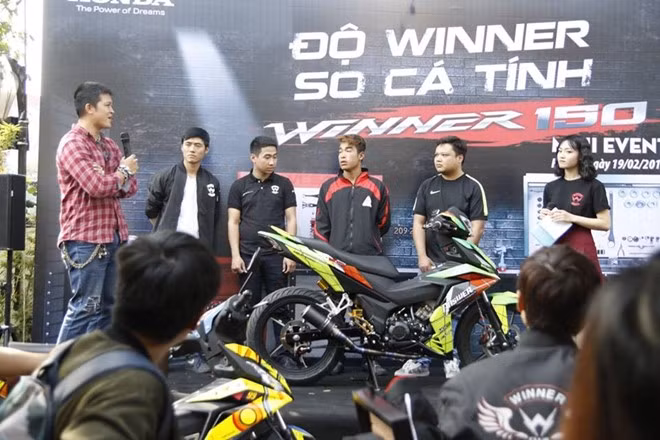 Được mong chờ nhất là góc chia sẻ về cách độ, chơi xe và lên đời các dòng máy từ 2 chuyên gia Tự Thanh Đa và anh Nguyễn Quốc Anh. Các diễn giả này cũng đồng thời là ban giám khảo cuộc thi “Độ WINNER, so cá tính”. Trong ảnh là chuyên gia Quốc Anh chia sẻ kinh nghiệm cho các CLB tại miền Bắc.