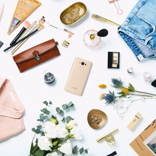 Tinh thần tràn đầy năng lượng của màu vàng ánh kim giúp phái đẹp thêm khí phách.