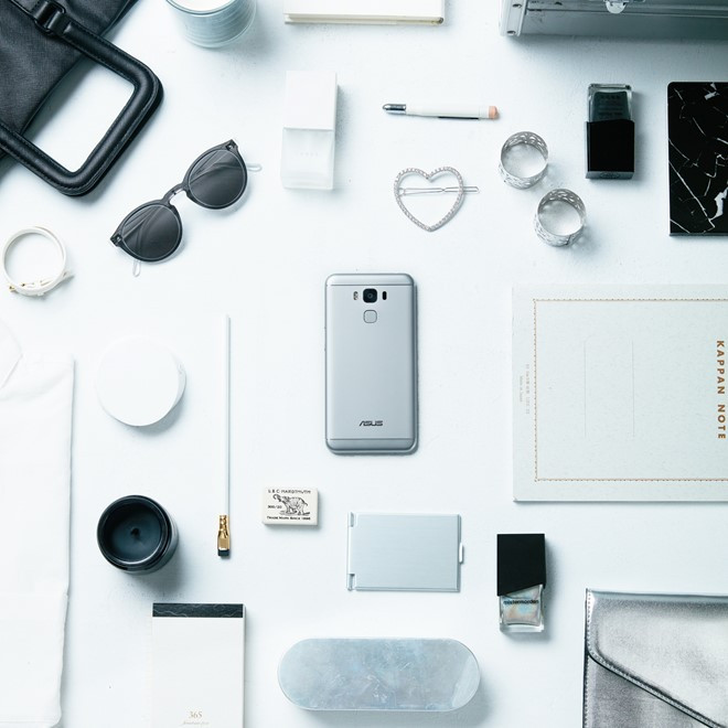 Smartphone màu bạc tinh tế là quà tặng cho cô nàng chuộng vẻ giản đơn, thanh lịch.