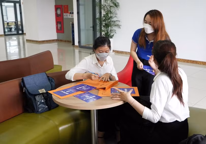 Ứng viên hào hứng đăng ký ứng tuyển ngay tại khu vực tuyển dụng SCB.