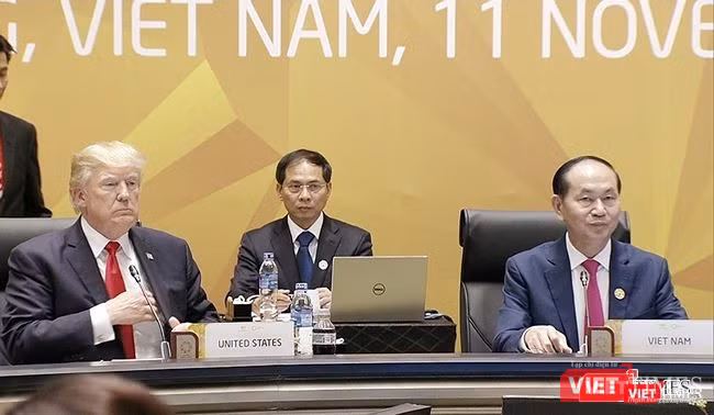 Chủ tịch nước Trần Đại Quang (bên phải) và Tổng thống Mỹ Donald Trump tại APEC 2017 - Ảnh: Hồ Xuân Mai