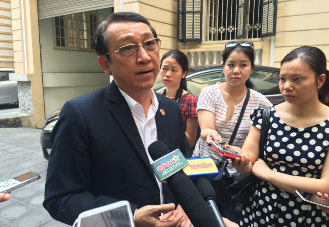 Ông Huỳnh Tấn Vinh trao đổi với cơ quan báo chí tại Tọa đàm “Phát triển du lịch bền vững tại Khu du lịch quốc gia Sơn Trà” hôm 30/5 . Ảnh - Quang Vững