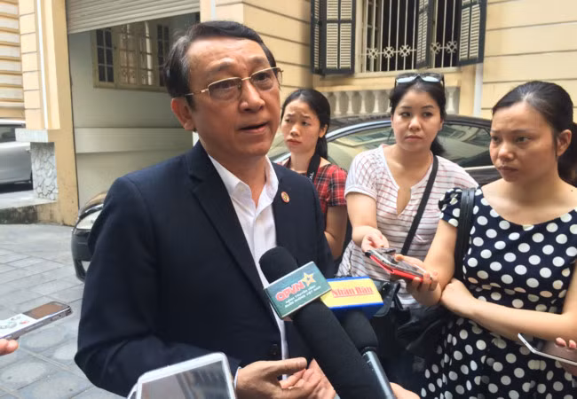 Ông Huỳnh Tấn Vinh trao đổi với cơ quan báo chí tại Tọa đàm “Phát triển du lịch bền vững tại Khu du lịch quốc gia Sơn Trà” hôm 30/5 . Ảnh - Quang Vững