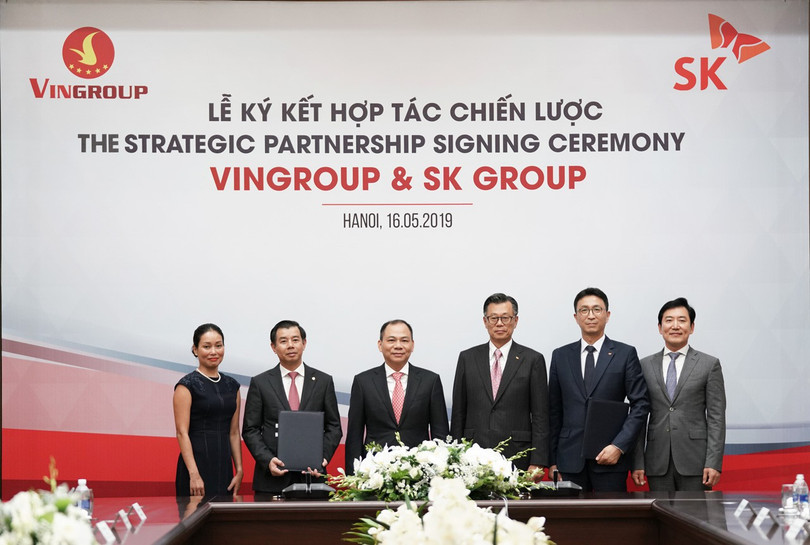 Đại diện Vingroup và SK Group ký thỏa thuận hợp tác chiến lược ngày 16/5/2019.