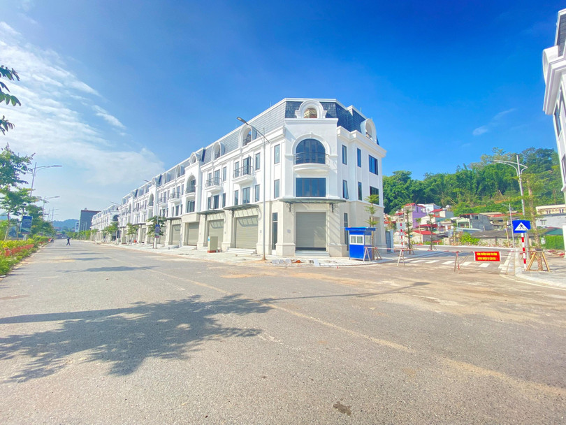 Dự án TNR Grand Palace Sơn La tọa lạc tại trung tâm hành chính thành phố Sơn La đã hoàn thiện và chuẩn bị bàn giao những căn shophouse cho khách hàng. Dự án TNR Grand Palace Sơn La tọa lạc tại trung tâm hành chính thành phố Sơn La đã hoàn thiện và chuẩn bị bàn giao những căn shophouse cho khách hàng.