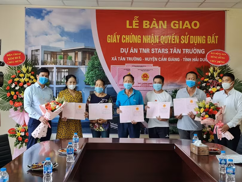 Bàn giao sổ đỏ tại dự án TNR Stars Tân Trường. Bàn giao sổ đỏ tại dự án TNR Stars Tân Trường.