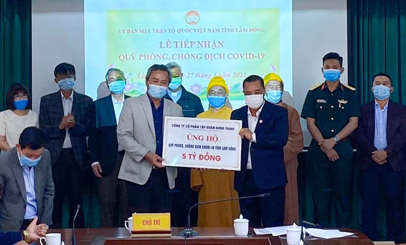 Ông Lê Hồng Việt – Phó Chủ tịch kiêm Phó Tổng Giám đốc Tập đoàn Hưng Thịnh (bên phải) trao tặng 5 tỉ đồng cho Quỹ phòng, chống Covid-19 tỉnh Lâm Đồng Ông Lê Hồng Việt – Phó Chủ tịch kiêm Phó Tổng Giám đốc Tập đoàn Hưng Thịnh (bên phải) trao tặng 5 tỉ đồng cho Quỹ phòng, chống Covid-19 tỉnh Lâm Đồng