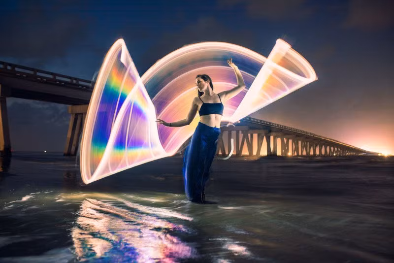 PetaPixel viết rằng một nhiếp ảnh gia có tên là Zach Smidt, trú tại Houston, Texas, đã tự làm một ống bằng cách sử dụng "tấm vải kim loại phản xạ 2 chiều". Nó bao gồm các lá kim loại phản chiếu lên một tấm vải thun trắng.