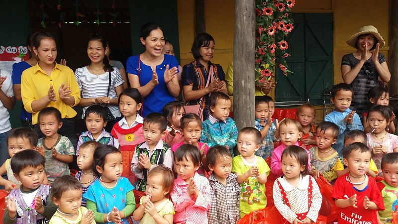 Cô Phạm Thị Châm (áo xanh) và các em học sinh điểm trường Tả Liềng trường Mầm non Cốc Mỳ số 2 huyện Bát Xát Lào Cai. Ảnh: Anh Tuấn.