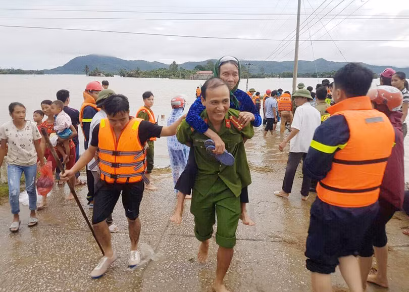 Mưa lũ kỷ lục khiến nhiều tỉnh thiệt hại nặng, hơn 70 người chết và mất tích ảnh 3