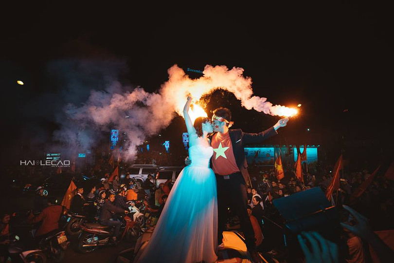 Cực độc cặp đôi Hà Nội chụp ảnh cưới cùng lúc U23 Việt Nam chiến thắng ảnh 4