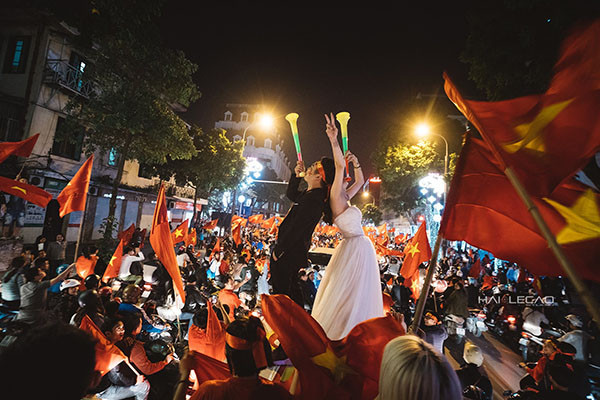 Cực độc cặp đôi Hà Nội chụp ảnh cưới cùng lúc U23 Việt Nam chiến thắng ảnh 2