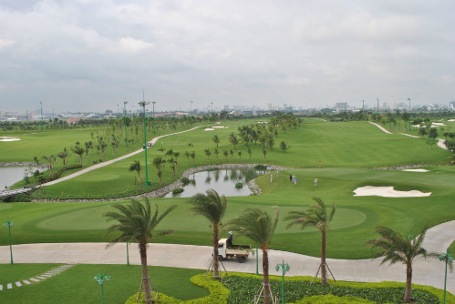 Sân golf Tân Sơn Nhất đang đứng trước áp lực thu hồi đất để phục vụ kế hoạch mở rộng sân bay đang quá tải. Ảnh: Mạnh Tùng 
