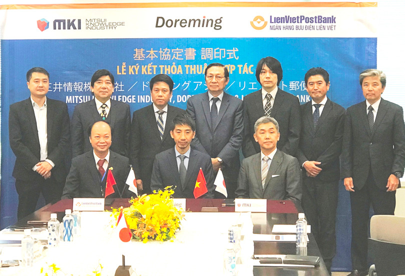 (Hàng ngồi từ trái qua: ông Nguyễn Đình Thắng- Chủ tịch HĐQT LienVietPostBank, ông Hiromitsu Kuwahara - Tổng Giám đốc Doreming, ông Isao Kohiyama - Tổng Giám đốc MKI)