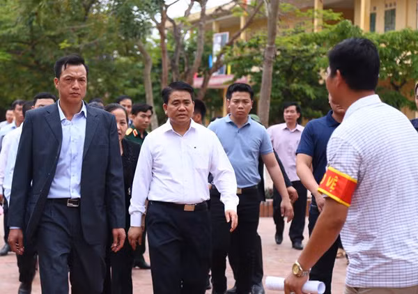 Chủ tịch UBND TP Nguyễn Đức Chung về thôn Hoành - Ảnh:VnExpress