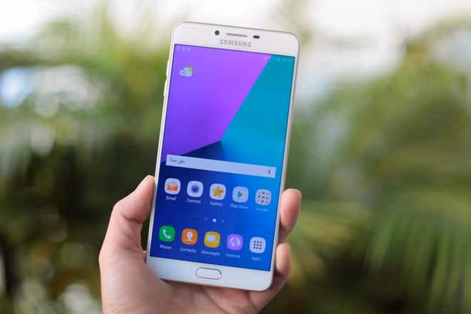 Galaxy C9 Pro là smartphone đầu tiên của Samsung được trang bị RAM 6 GB.