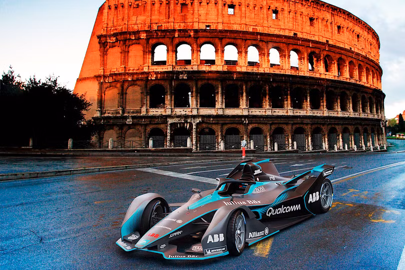 Mẫu xe đua thể thao Formula E Gen2 của Porsche tại Rome
