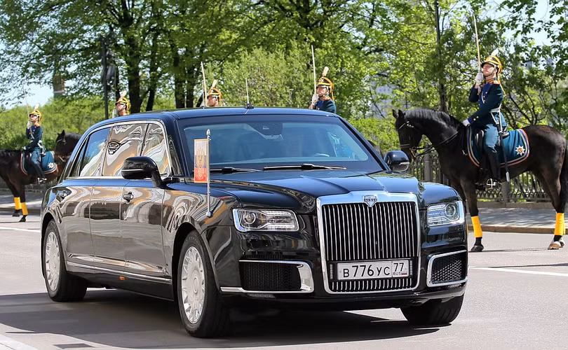 Chiếc limousine mới của Tổng thống Nga Vladimir Putin được sử dụng trong buổi lễ nhận chức của ông tại điện Kremlin ở Moscow. (Ảnh: Reuters)