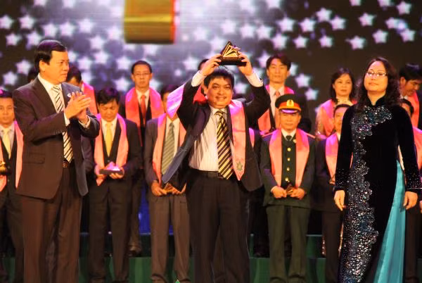 Ông Phan Đình Phong - Tổng Giám đốc Vinaconex-PVC đại diện cho PVV nhận giải Sao Vàng Đất Việt 2011