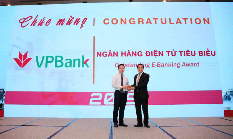 Đại diện VPBank nhận giải thưởng Ngân hàng Điện tử tiêu biểu 2019