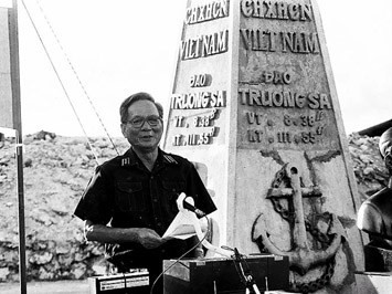 Đại tướng Lê Đức Anh ở quần đảo Trường Sa năm 1988 (Ảnh tư liệu)