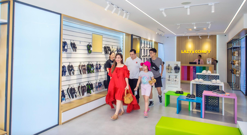 Ngoài các hoạt động vui chơi, dãy shophouse quy tụ hàng loạt thương hiệu thời trang, làm đẹp nổi tiếng cũng góp phần tạo nên sự sôi động cho NovaWorld Ho Tram