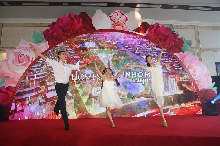 Tiết mục múa về chủ đề gia đình mở màn chương trình tạo được nhiều xúc cảm cho người tham dự