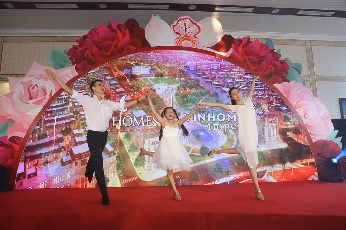 Tiết mục múa về chủ đề gia đình mở màn chương trình tạo được nhiều xúc cảm cho người tham dự