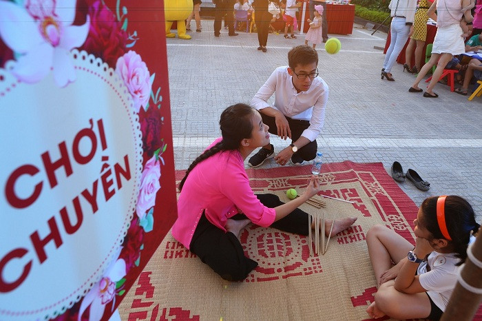 Các bé nữ đặc biệt yêu thích chơi chuyền, làm lồng đèn bằng giấy