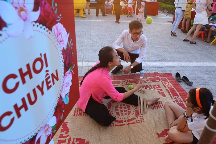 Các bé nữ đặc biệt yêu thích chơi chuyền, làm lồng đèn bằng giấy