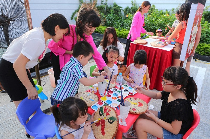 Các bé hăng say trang trí mặt nạ độc đáo