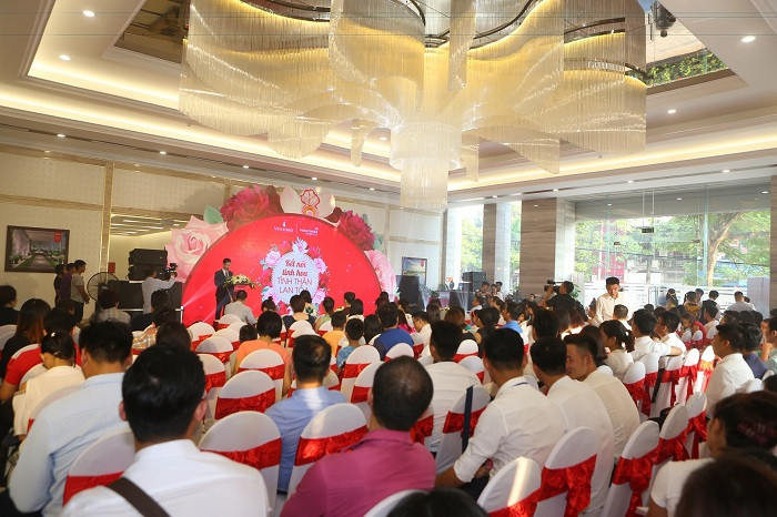 Khách hàng có mặt từ sớm và theo dõi toàn bộ chương trình, thông tin chính sách bán hàng từ Chủ đầu tư