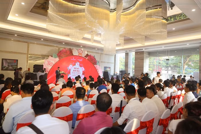 Khách hàng có mặt từ sớm và theo dõi toàn bộ chương trình, thông tin chính sách bán hàng từ Chủ đầu tư