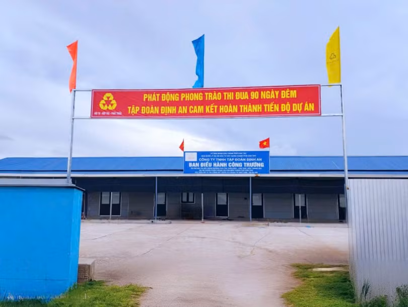 Các công trường Tập đoàn Định An treo cao khẩu hiệu: “Cam kết hoàn thành tiến độ dự án”.